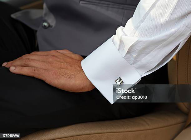 Homem Com Camisa Branca E Botão De Punho - Fotografias de stock e mais imagens de Botão de Punho - Botão de Punho, Primeiro plano, Adulto