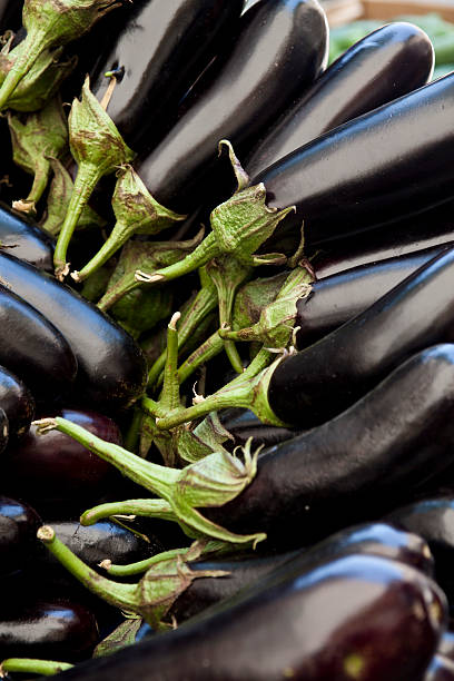 bakłażany na ulicy market - eggplant group of objects raw food eating zdjęcia i obrazy z banku zdjęć