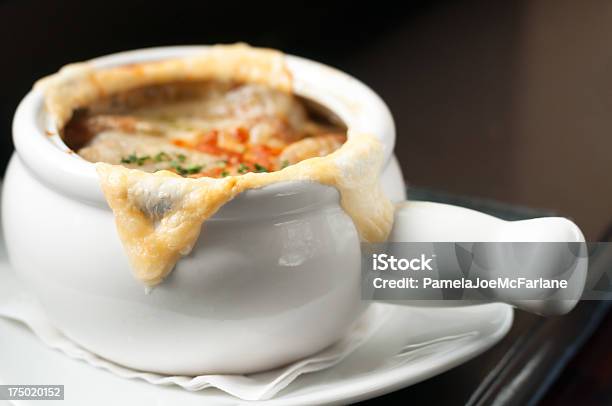 フランスのオニオンスープダークテーブル - スープのストックフォトや画像を多数ご用意 - スープ, こぼす, フレンチオニオンスープ