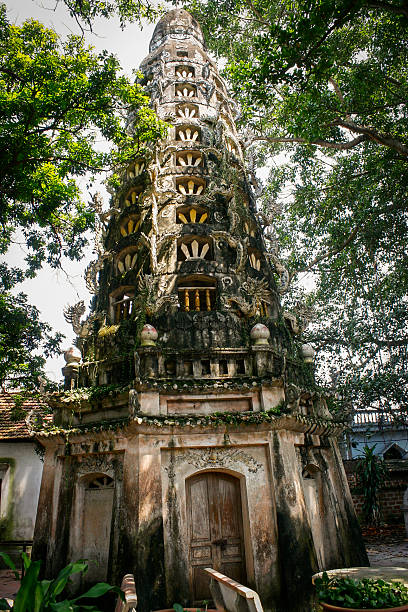 Viet Nam tourist - Duong Lam ancient village Located in Sơn Tây Town, 40 km to the west of Hanoi, Đường Lâm village is a very popular tourist destination at the weekends. The village attracts visitors because of its ancient houses and the architectural features of a typical old Vietnamese village with banyan trees and a wharf on the river  vietnam cuture stock pictures, royalty-free photos & images