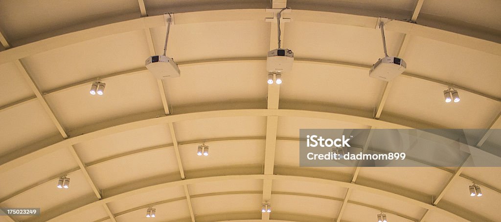 Appendere al soffitto proiettore in sala riunioni - Foto stock royalty-free di Affari