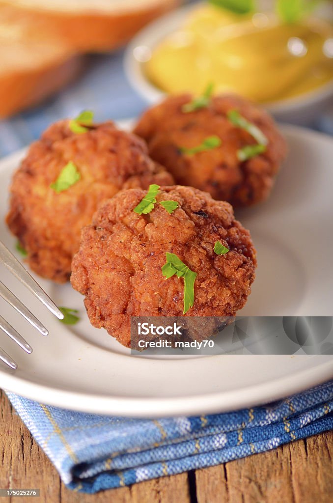 Bolas de carne no prato branco com mostarda - Foto de stock de Almoço royalty-free