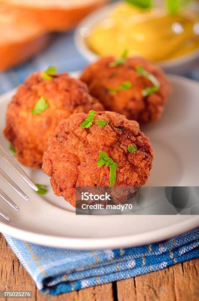 Foto de Bolas De Carne No Prato Branco Com Mostarda e mais fotos de stock de Almoço - Almoço, Almôndegas, Antepasto