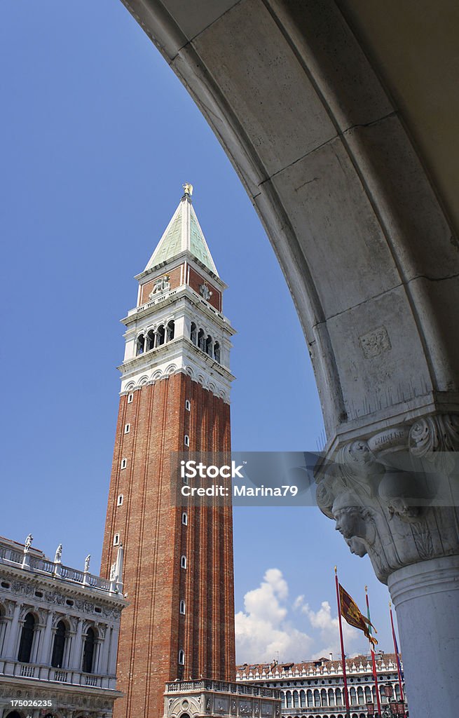 Campinile visto através de um arco de Palácio dos Doges em Veneza - Royalty-free Alto - Altura Humana Foto de stock