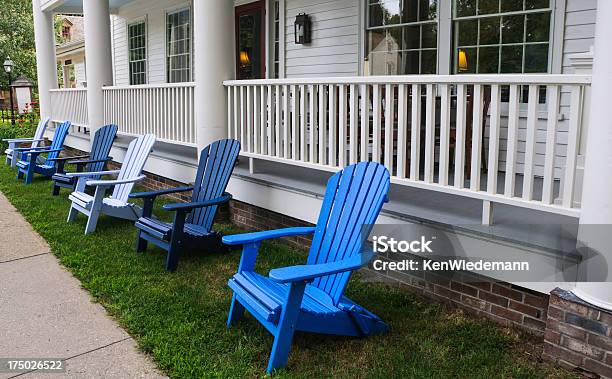 椅子のあるイン - 宿屋のストックフォトや画像を多数ご用意 - 宿屋, ニューイングランド - アメリカ合衆国, ベランダ