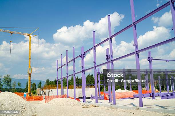 Obra Foto de stock y más banco de imágenes de Aire libre - Aire libre, Andamio - Herramientas de construcción, Arquitectura exterior