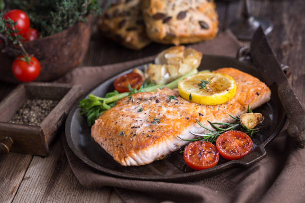 filetto di salmone con verdure - prepared fish foto e immagini stock