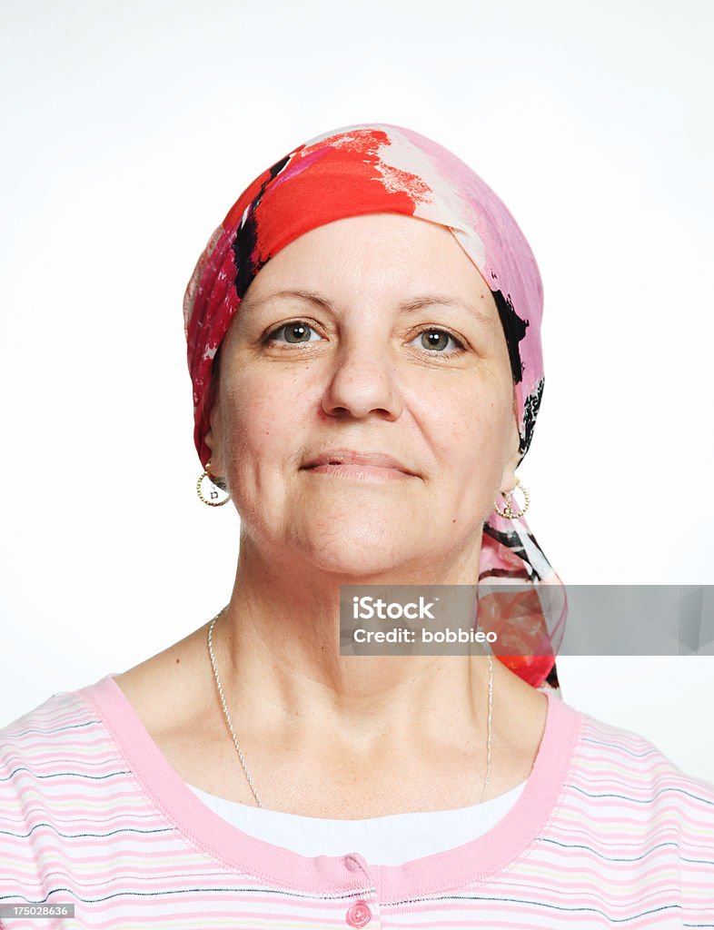 Femme portant une écharpe chemo - Photo de Cancer libre de droits