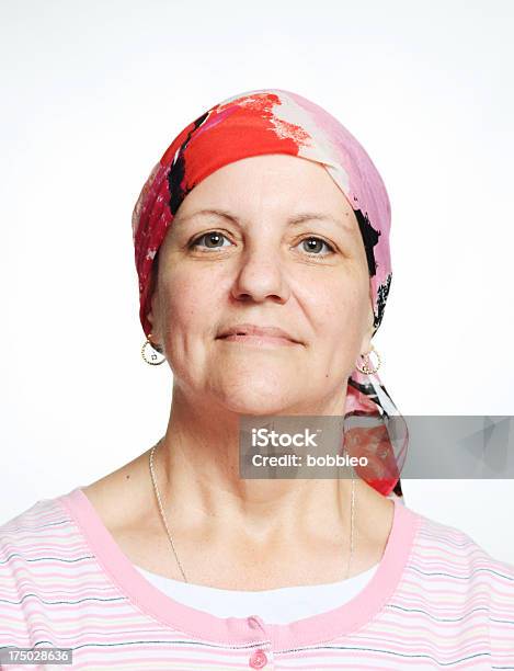 Photo libre de droit de Femme Portant Une Écharpe Chemo banque d'images et plus d'images libres de droit de Cancer - Cancer, Femmes, Une seule femme