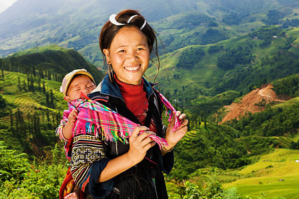 vietnamita minoria pessoas-mulher de preto hmong hill tribo - bac ha - fotografias e filmes do acervo