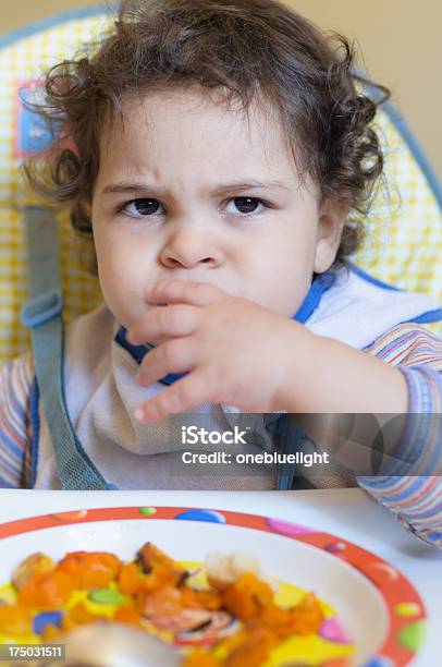 Niña Bebé Se Picky Eater Foto de stock y más banco de imágenes de 18-23 meses - 18-23 meses, Afrodescendiente, Alimento