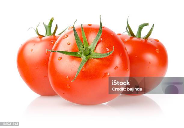 Foto de Tomates Frescos Com Quedas e mais fotos de stock de Alimentação Saudável - Alimentação Saudável, Caule, Comida