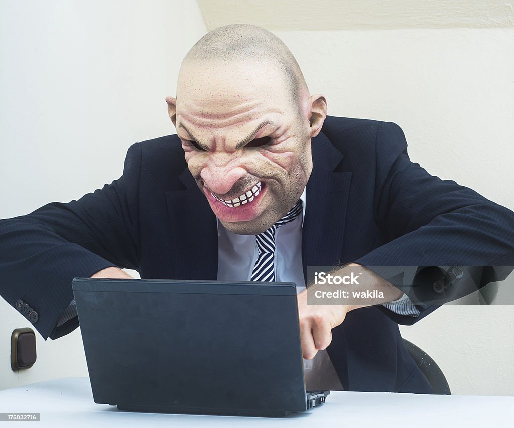 Assustador ladrão em traje de negócios no computador - Foto de stock de Assustador royalty-free