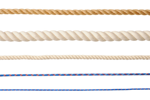 Fila de diferente tipo de cuerdas aislado sobre fondo blanco photo