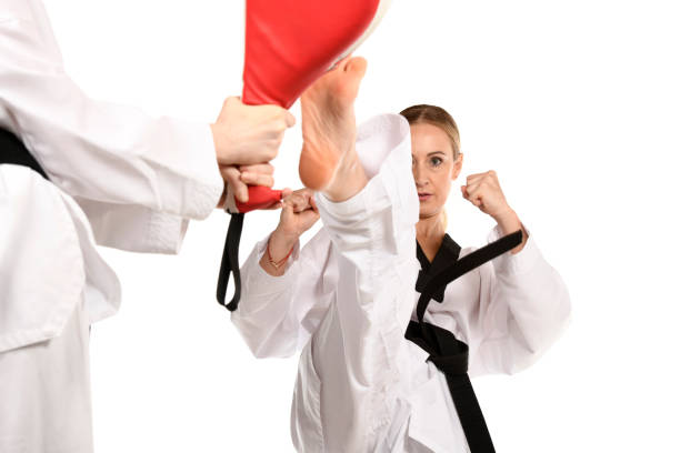 основы спарринга по тхэквондо - martial arts women tae kwon do black belt стоковые фото и изображения