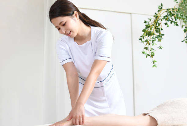imagen del quiropráctico y el paciente haciendo un masaje de piernas en el spa - podiatrist customer service beauty spa fotografías e imágenes de stock