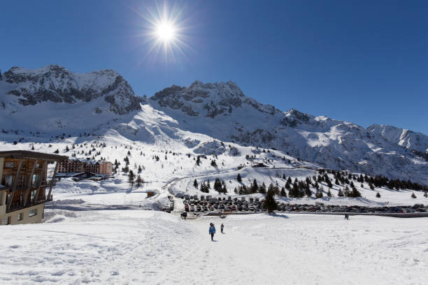 Vista del Passo del Tonale durante el invierno con los turistas de invierno - foto de stock