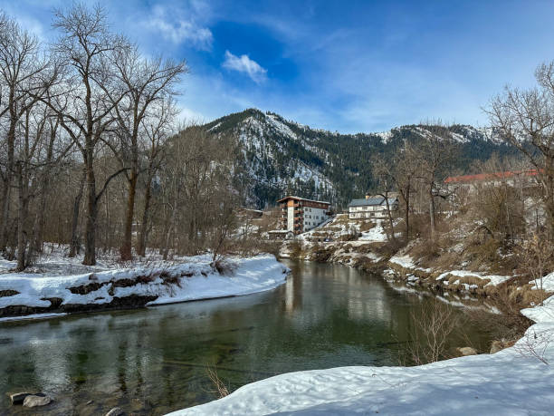 città della neve leavenworth e fiume: giornata di sole - tree leavenworth snow sky foto e immagini stock