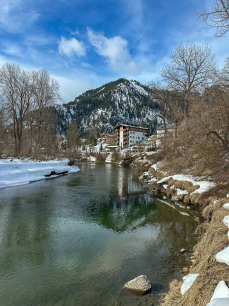 città della neve leavenworth e fiume: giornata di sole - tree leavenworth snow sky foto e immagini stock