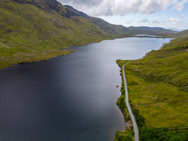 strada intorno a doo lough - republic of ireland mayo road lake foto e immagini stock