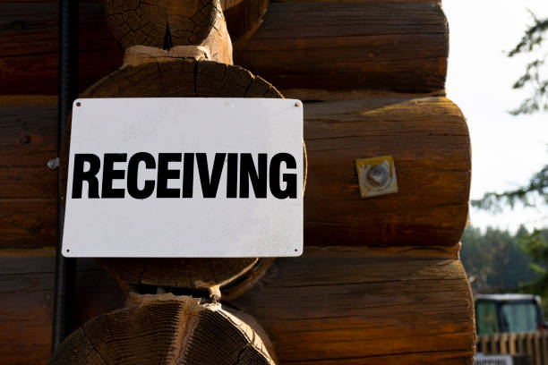 istock Shipping and Receiving Signage 1750931542