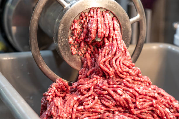ハンバーガーまたはソーセージ肉を挽く肉挽き器の接写。 - meat grinder ground beef meat ストックフォトと画像
