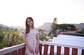 gl%C3%BCckliche-asiatische-touristin-die-w%C3%A4hrend-des-sonnenuntergangs-fotos-auf-dem-dach-ihrer.jpg?b=1&s=170x170&k=20&c=VkZff-RW9qR5r97lkbJZooDfZiyPADO5_-Ic5mktDo8=