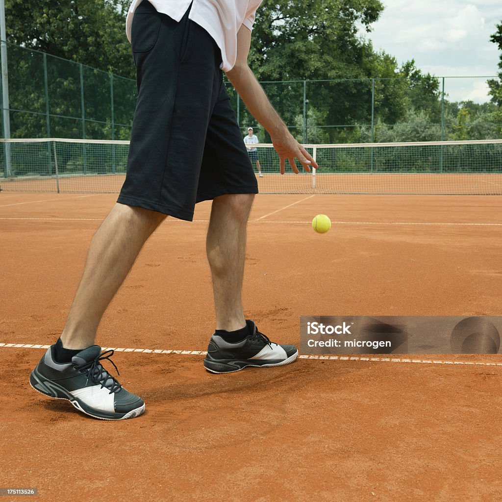 Giocatore di Tennis Servire - Foto stock royalty-free di Campo sportivo