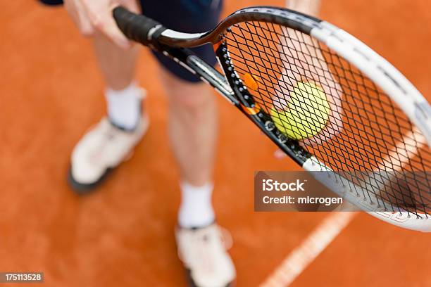 Tennisspieler Auf Aufschlag Stockfoto und mehr Bilder von Orange - Farbe - Orange - Farbe, Tennis, Sportsperson