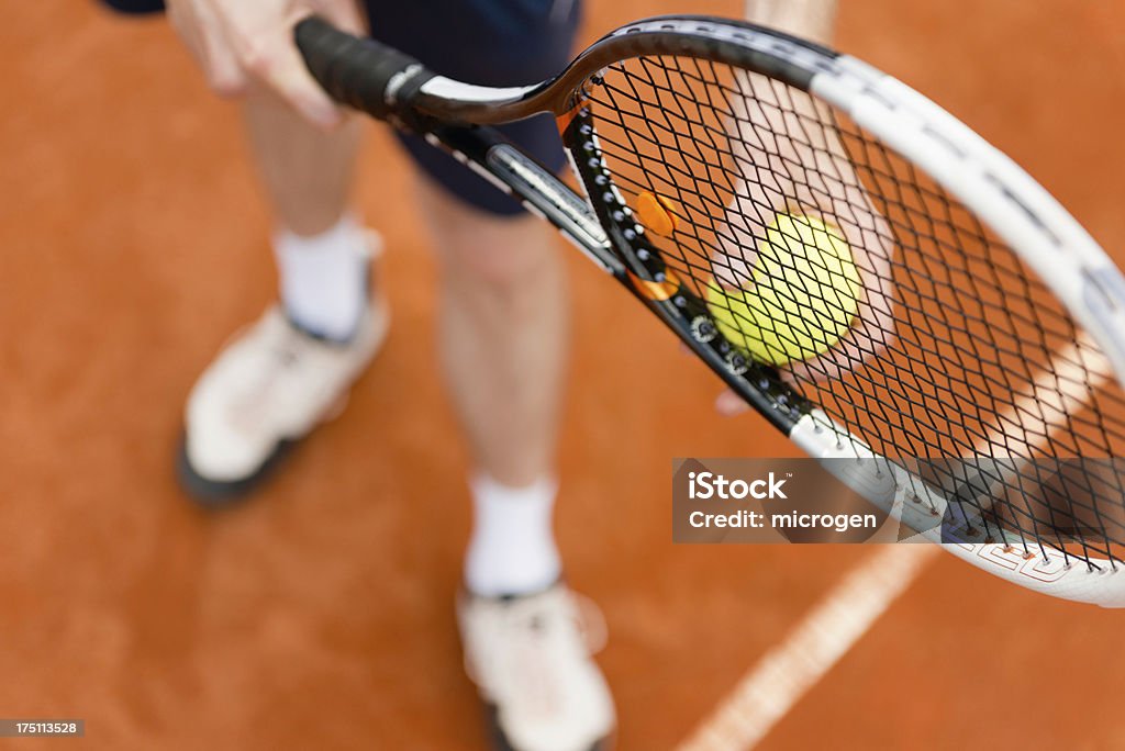 Jugador de tenis en servir - Foto de stock de Naranja - Color libre de derechos