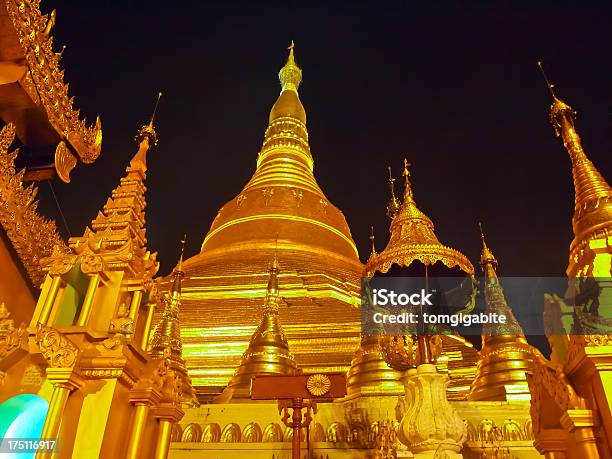 黄金の塔 Shwedagon ヤンゴンでミャンマー - アジア大陸のストックフォトや画像を多数ご用意 - アジア大陸, アジア文化, カラフル