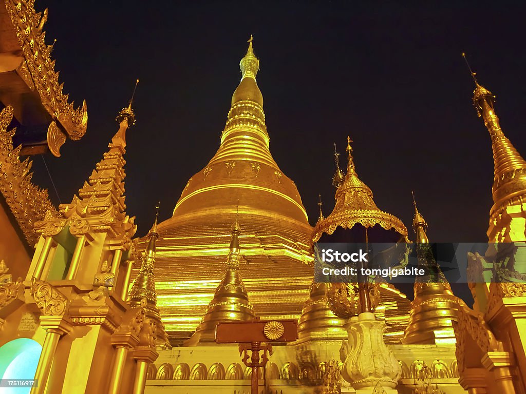 golden Shwedagon pagoda in Yangon, Мьянма (Бирма) - Стоковые фото Азиатская культура роялти-фри