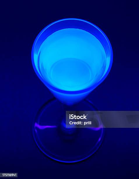Fluoreszierend Drink Stockfoto und mehr Bilder von Beleuchtet - Beleuchtet, Blau, Cocktail