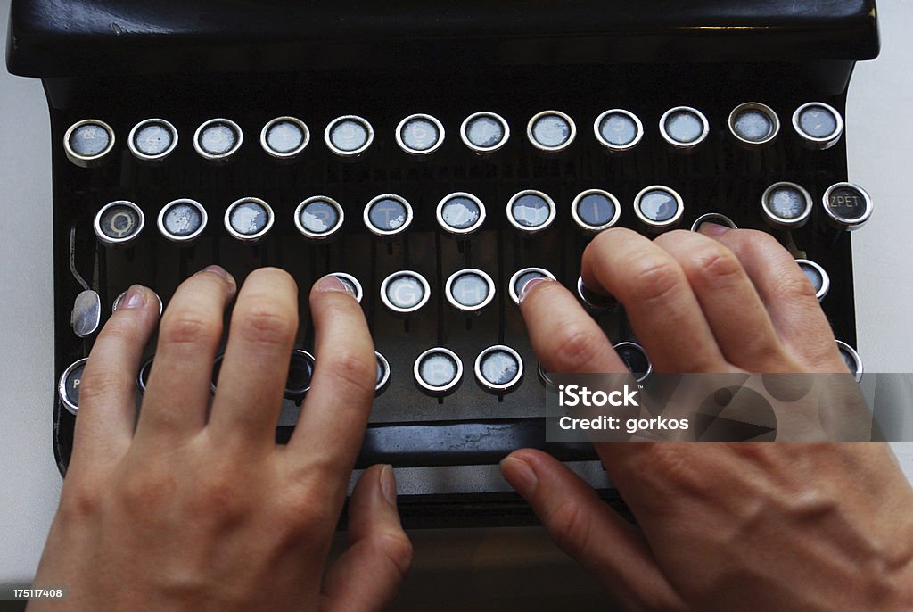 ディテールのキーボード、タイプライター、2 つの手 - アルファベットのロイヤリティフリーストックフォト