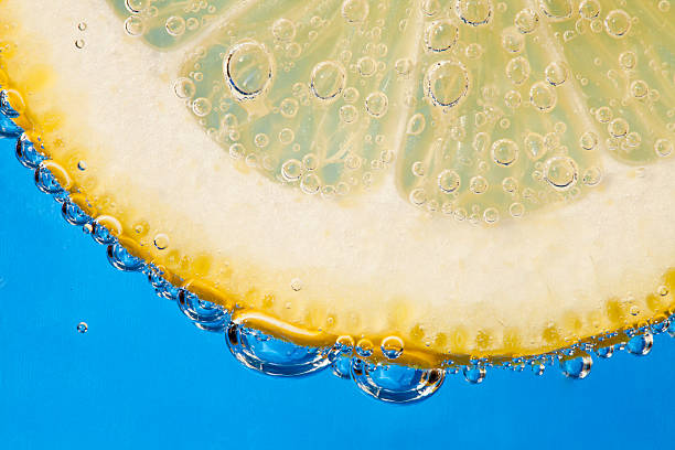 istock Lemon in sparkling water on blue background 175118960