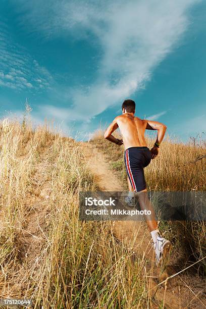 Photo libre de droit de Jeune Homme Jogging Dans La Nature banque d'images et plus d'images libres de droit de Activité - Activité, Activité de loisirs, Adulte