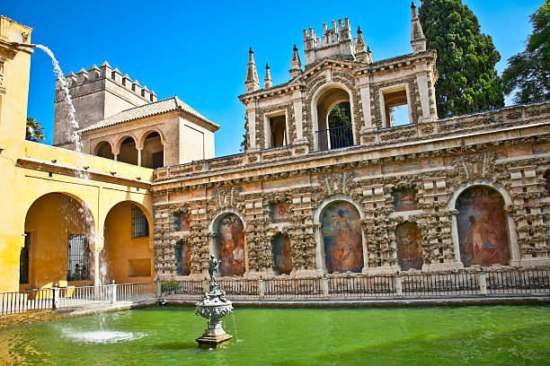 el patio con piscina de agua de alcázar,, sevilla, españa - seville water spain european culture fotografías e imágenes de stock