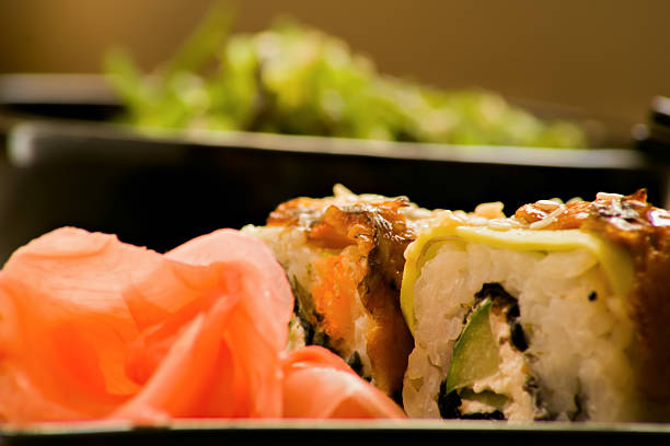 寿司とチュカ、海藻のサラダ - salad japanese culture japan asian culture ストックフォトと画像
