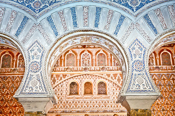decoración en el royal alcazars de sevilla, españa. - seville alcazar palace sevilla arch fotografías e imágenes de stock