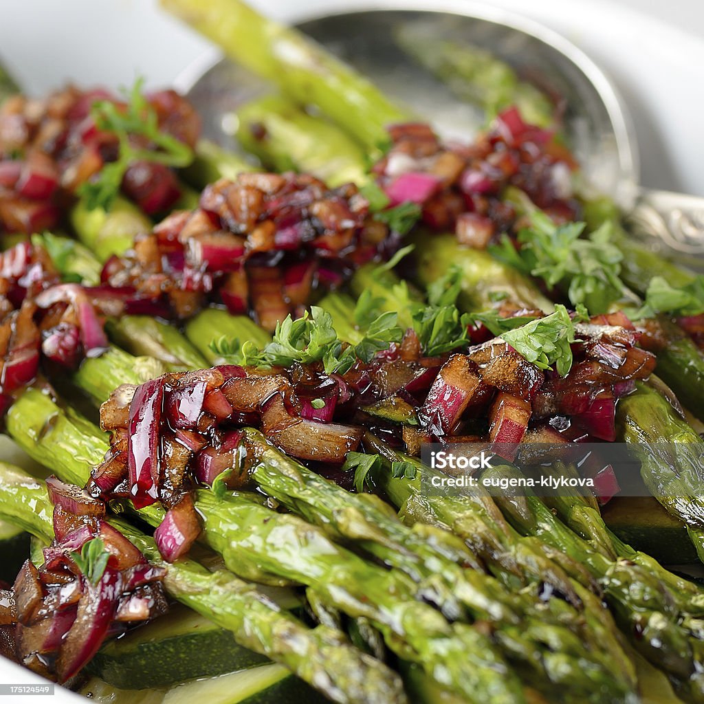 Pieczona zielone Szparagi z Czerwona cebula sosem vinaigrette - Zbiór zdjęć royalty-free (Cebula)