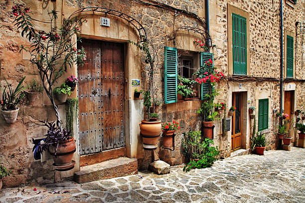 vieille rue de majorque, espagne - valldemossa photos et images de collection