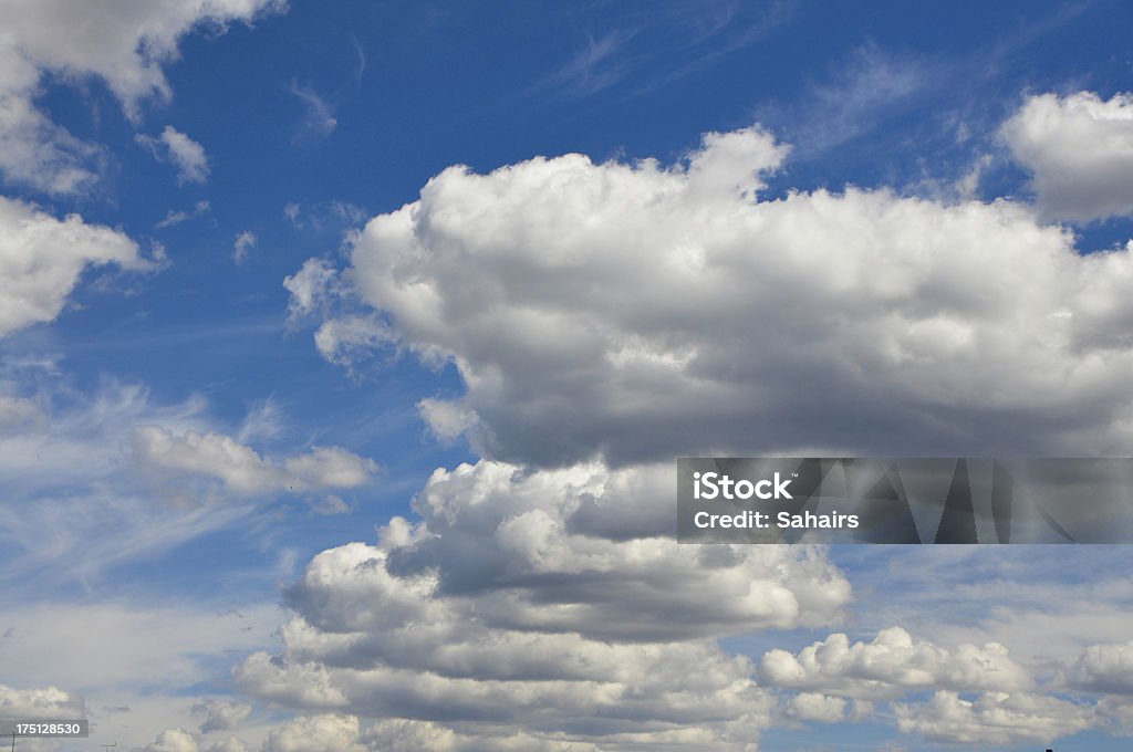 Céu azul com nuvens incríveis - Foto de stock de Avião royalty-free