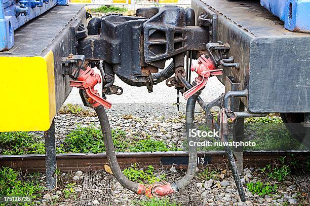 Accoppiamento Tra Due Auto Treno - Fotografie stock e altre immagini di Acciaio - Acciaio, Ambientazione esterna, Colore nero