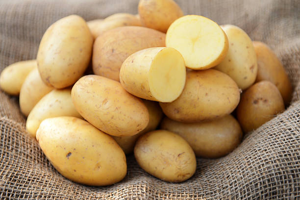pomme de terre - raw potato organic rustic bag photos et images de collection