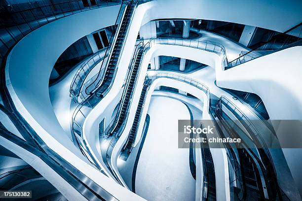 Foto de Escadas Rolantes Modernos e mais fotos de stock de Futurista - Futurista, Shopping center, Armação de Construção