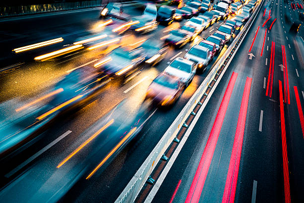 traffico in città di notte - moving a motorized vehicle foto e immagini stock