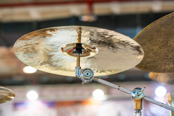 nahaufnahme eines schlagzeugbeckens - drum kit cymbal percussion instrument hi hat stock-fotos und bilder