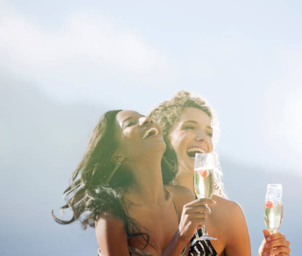 femmes buvant du champagne ensemble en plein air - champagne celebration glass black photos et images de collection