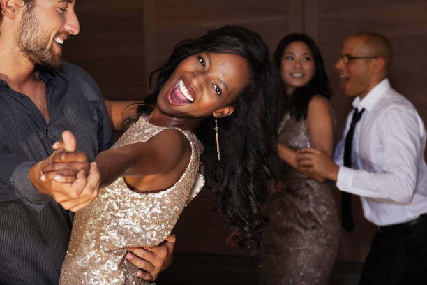 pareja bailando en fiesta - bien vestido fotografías e imágenes de stock