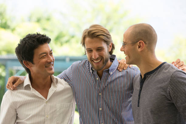 souriant hommes parler en plein air - seulement des hommes photos et images de collection